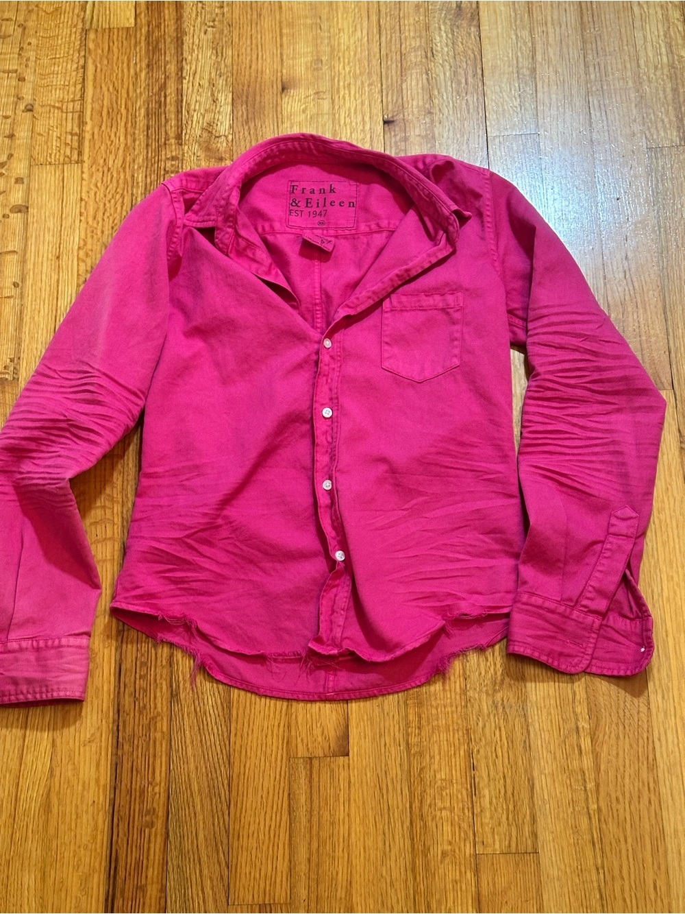 This Frank & Eileen "Barry" button-down shirt in a vibrant neon pink Size XS (#
